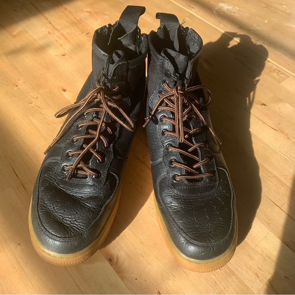 NIKE SF AIR FORCE 1 MID ‘BLACK GUM’ - Picture 2 of 4